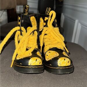 Kids size 11 doc martins smiley! Never worn :)